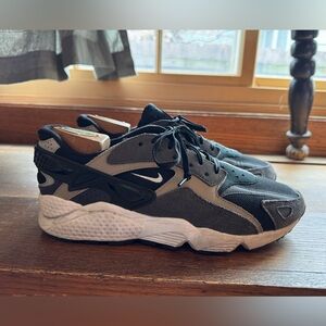 Nike Air Huarache Runner in the Black Medium Ash / SZ 9.5 in good condition